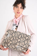 Handtasche im Portemonnaie-Stil mit Python-Print