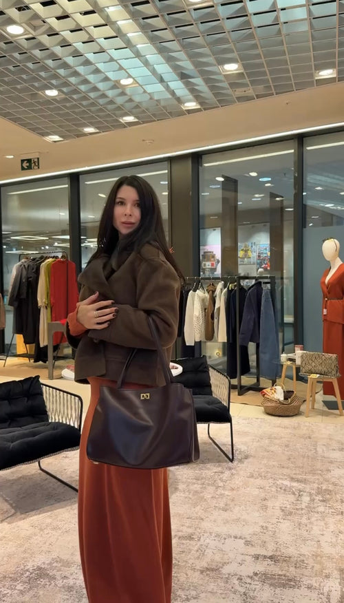 Kurze Wolljacke mit Kunstfellkragen